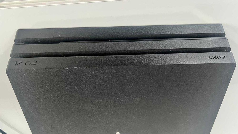 PS4 Pro 1TB com 2 comandos DualShock 4 e 2 jogos