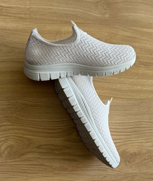 Wiosenne buty z białego ażurowego materiału