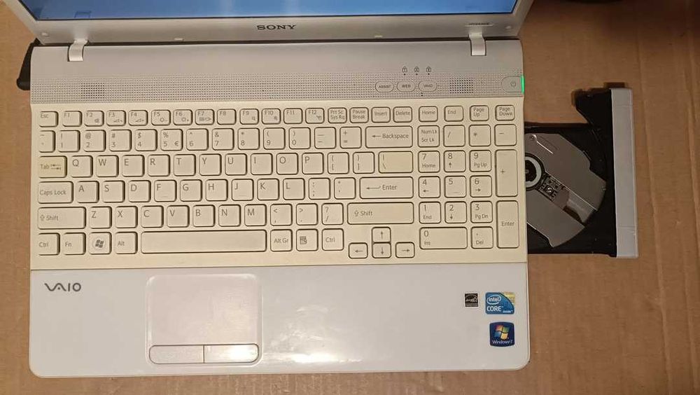 Laptop : SONY PCG-71211M i3 4GB 500HDD