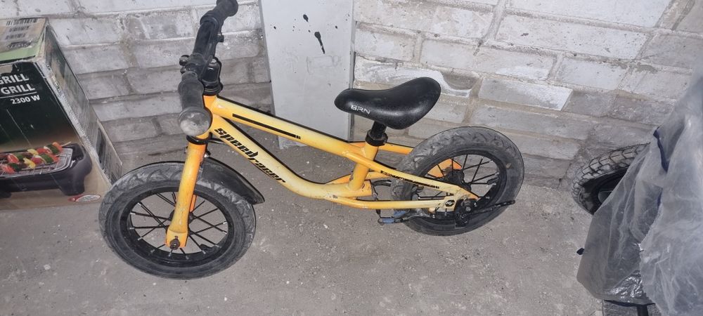 Продам беговел brn