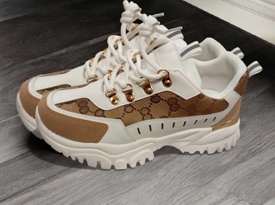 Стильні жіночі кросівки на масивній підошві (Chunky Sneakers) з принтом
