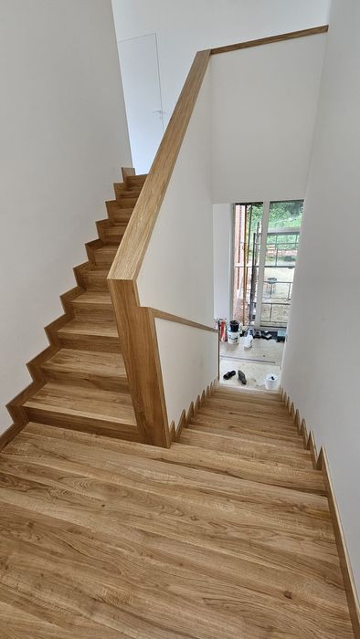 Schody dywanowe drewniane