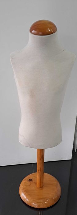 Expositores e bustos usados