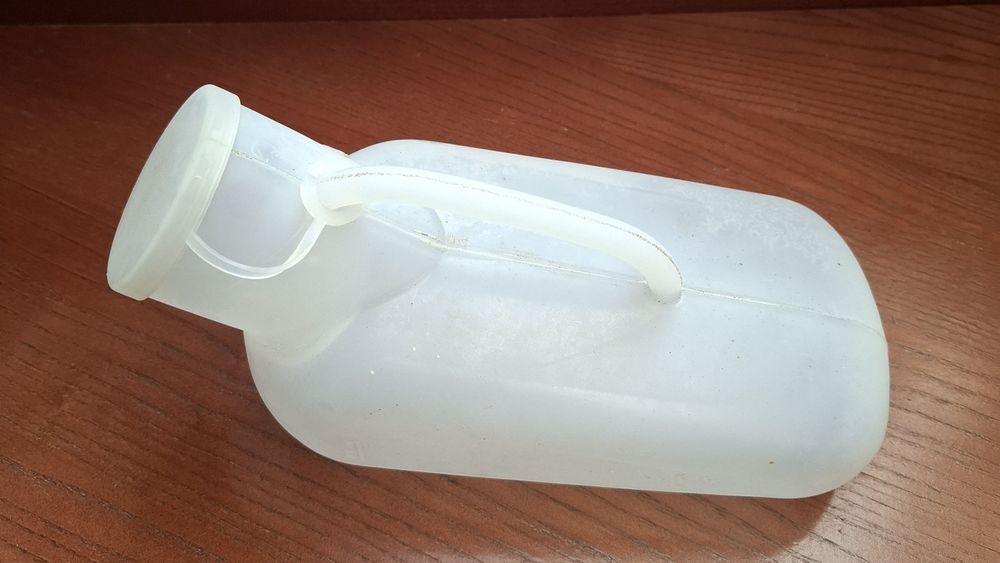 пластиковий засіб гігієни пісуар для маломобільної людини