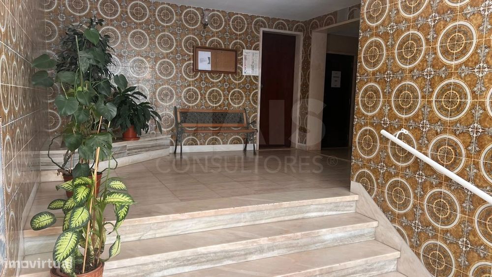T2 Remodelado com Varanda em Oeiras