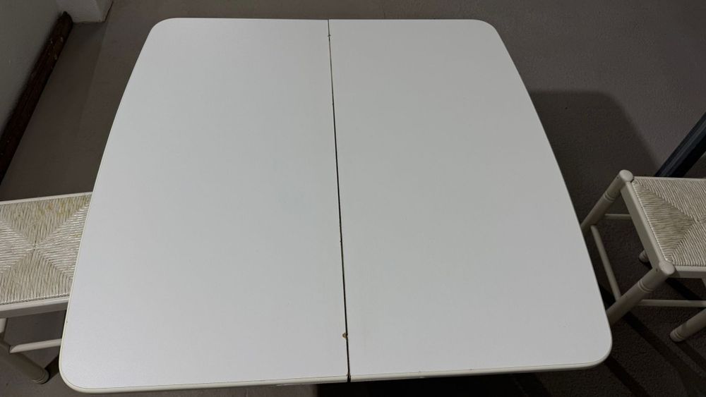 Mesa de cozinha e bancos