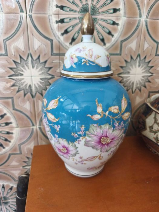 potiche turquesa com flores rosa