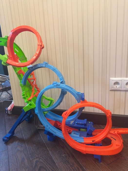 Трек Hot Wheels Шалені віражі та петлі