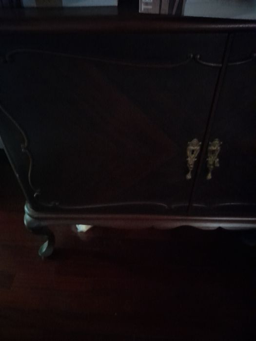 Cómoda antiga com gavetas