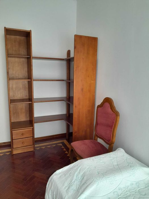 Quarto em rua do Vale de Santo António 143