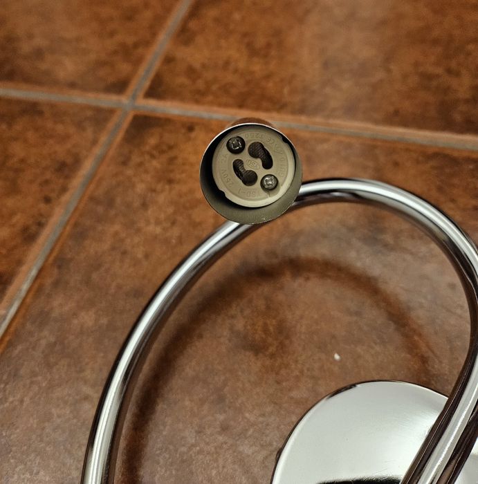 Dois candeeiros led de 3 focos cada um.