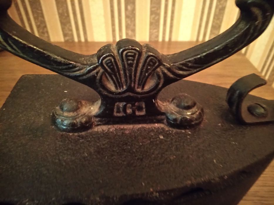 Продам старинный утюг