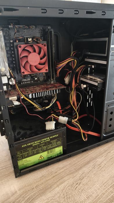 Computador a funcionar, teclado rato colunas e monitor