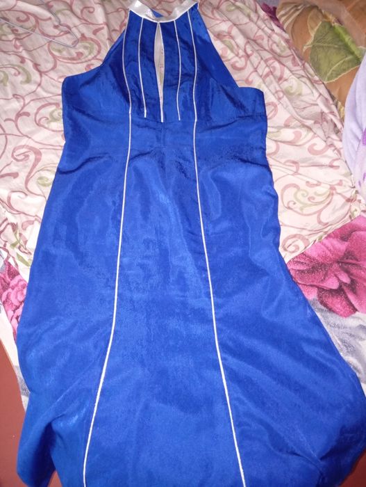 Вечірня сукня з відкритою спиною