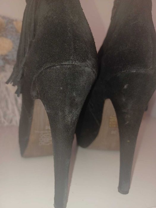 Botins camurça preta altos e compensados da Seaside