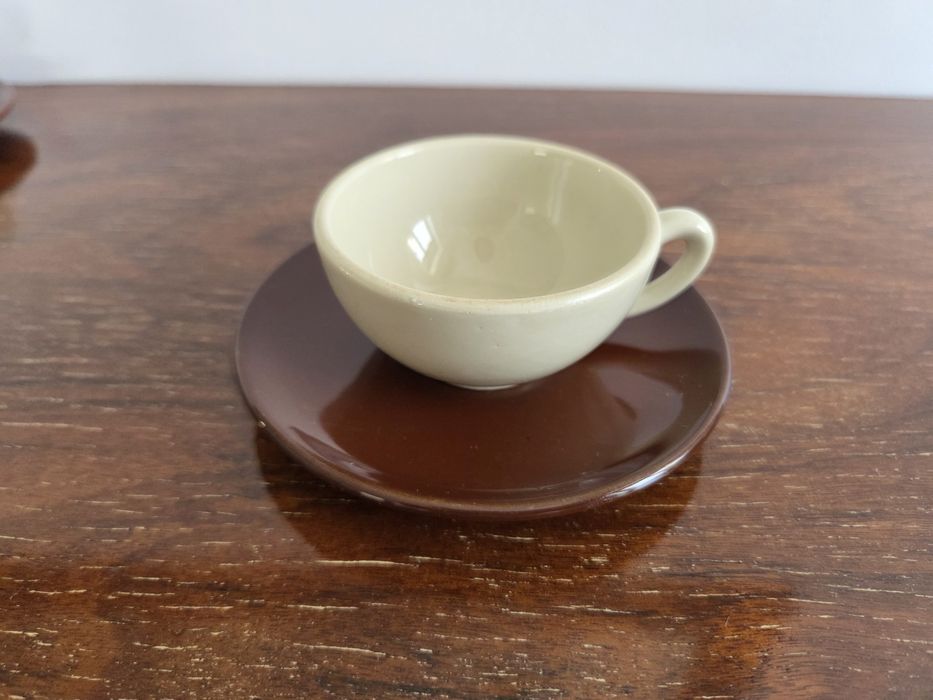 4 chávenas de café e 6 pires Candal