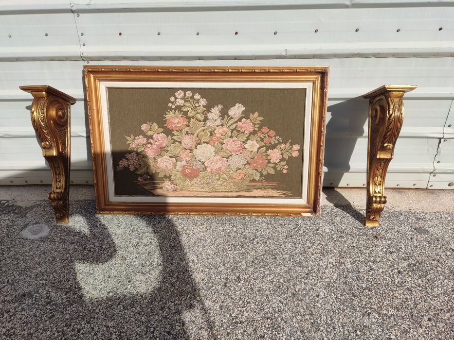Quadro de tapeçaria com moldura toda em talha dourada