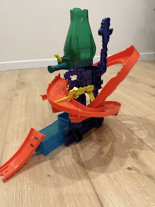 Гірка Hot Wheels «хімічна станція»