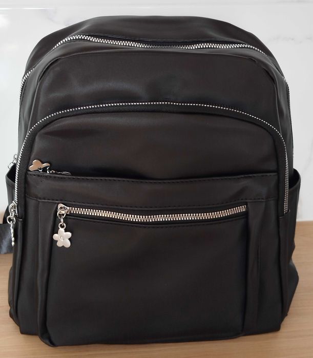 Mochila Preta com pingentes no ziper