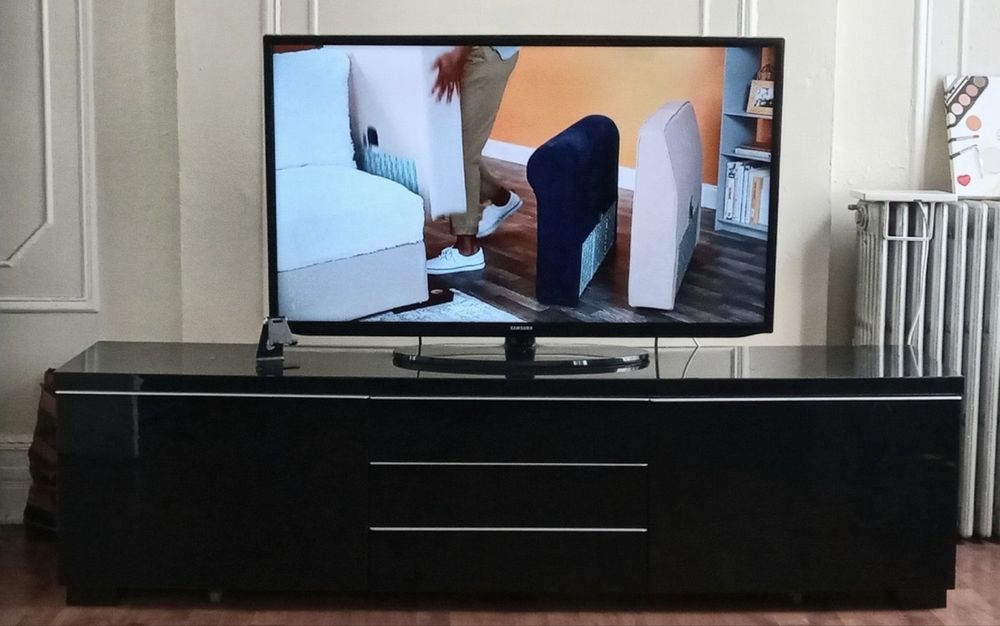 Conjunto Movél de TV Besta em laca preta + movél superior de parede