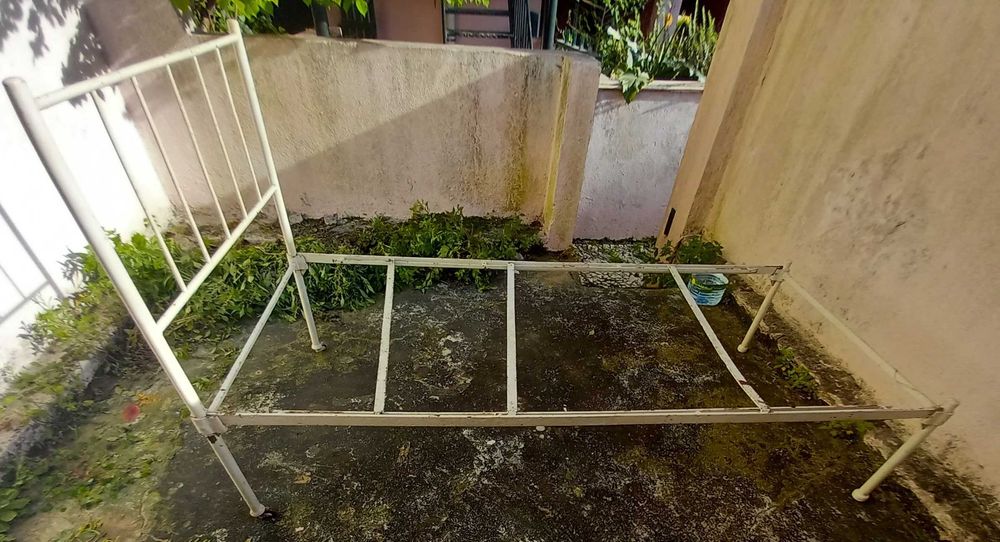 Cama de ferro antiga, de solteiro, desmontável. Estrado incluído.