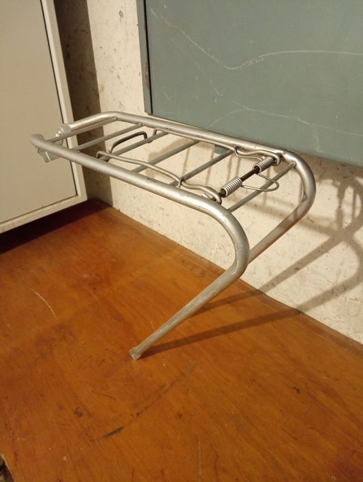 Вело багажник на  28 колесо,седло.та  інші вело запчастини.