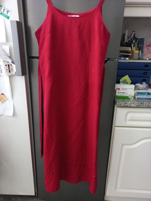 Vestido vermelho comprido com alças e bordados