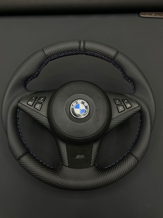 Apresentamos  volante BMW E 60  estofado em pele perfurada e carbono,