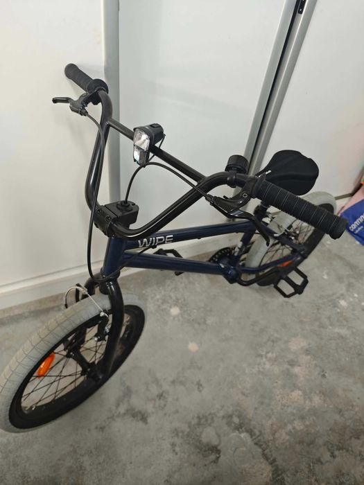 Bicicleta nova BMX . Para criança.