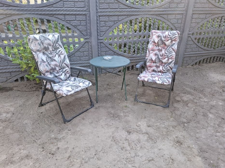 Krzesła ogrodowe i stolik