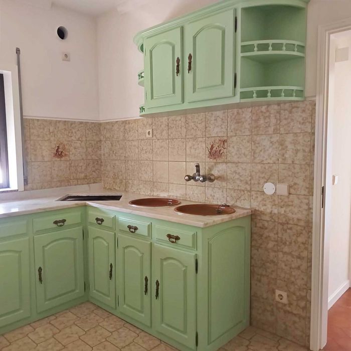 Apartamento com 1 quarto, cozinha, jardim e estacionamento