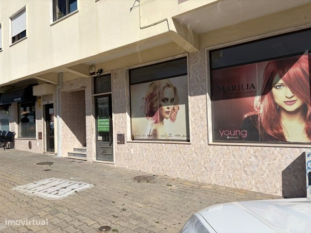 Imóvel comercial para arrendar em Amora