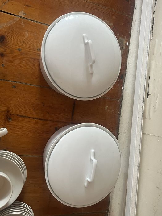 Servico de pratos e outros