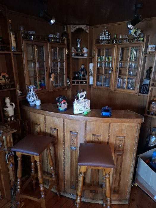 Móvel de bar em madeira com luz