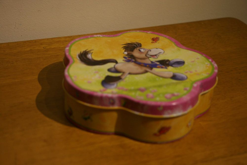 Metallic Flower-Shaped Box64729423665411122
