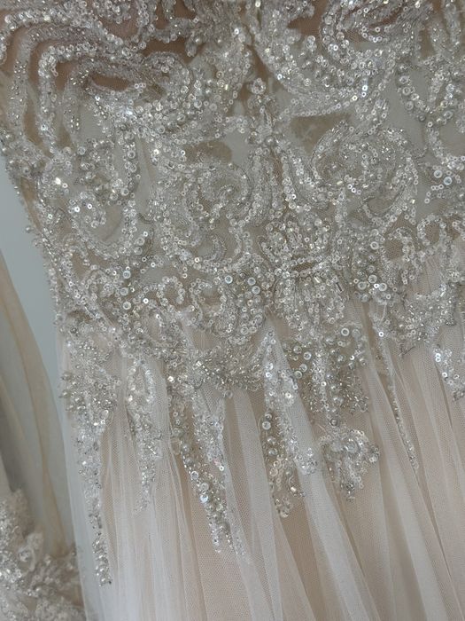 Неймовірна щаслива весільна сукня