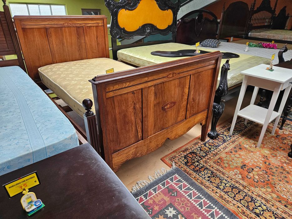 Cama antiga com estrado e colchão - Bom estado geral