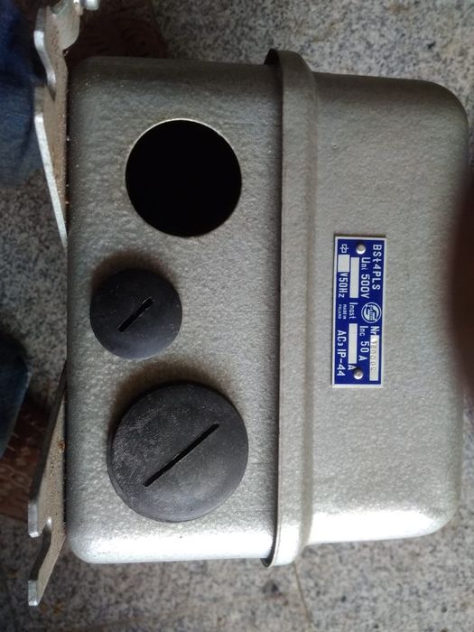 Skrzynka do montażu sterowania urządzeniami elektrycznymi