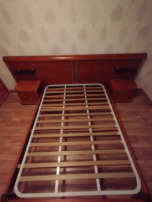 Cama de casal em cerejeira com mesas de cabeceira