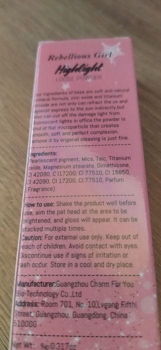 Rozświetlacz w sztyfcie, puder połyskujący