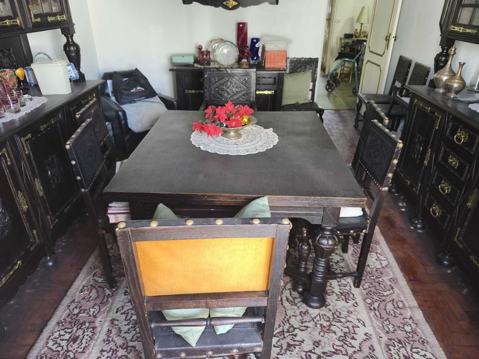 Conjunto Completo de Sala de Jantar Estilo D. João V em Madeira Maciça