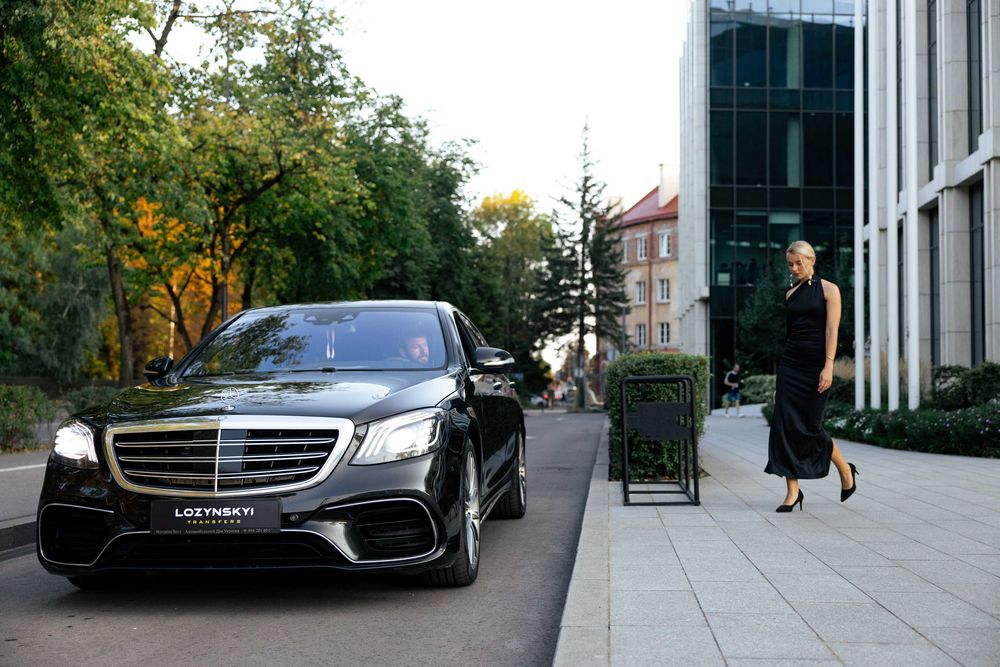 Авто з водієм Mercedes Sclass 222 VIP Трансфер Європа Варшава Буковель