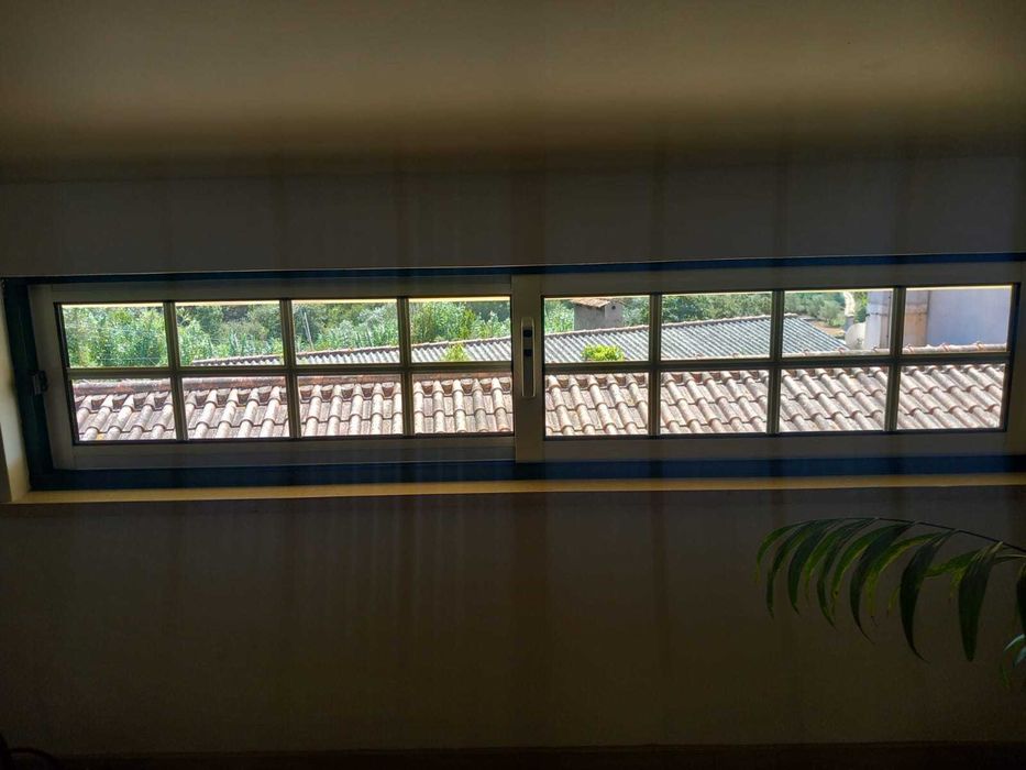 Conjunto de janelas e portadas para moradia