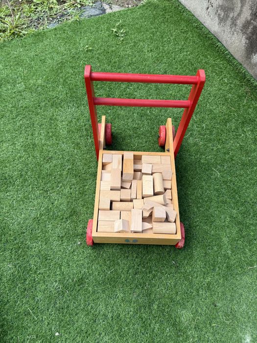 Дитячі ходунки, візок з деревʼяними блоками