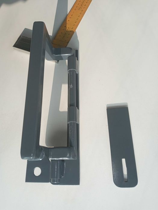 Ручка задвижка на откатные ворота.