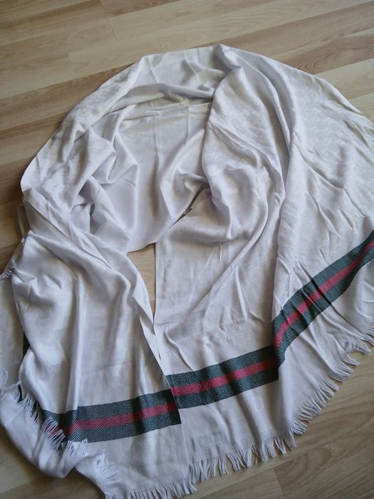 Gucci bialy duzy szalik damski