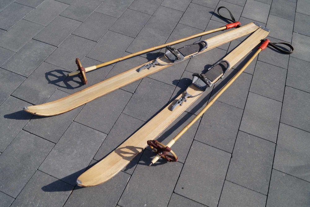 Stare narty drewniane 130 cm z kijkami