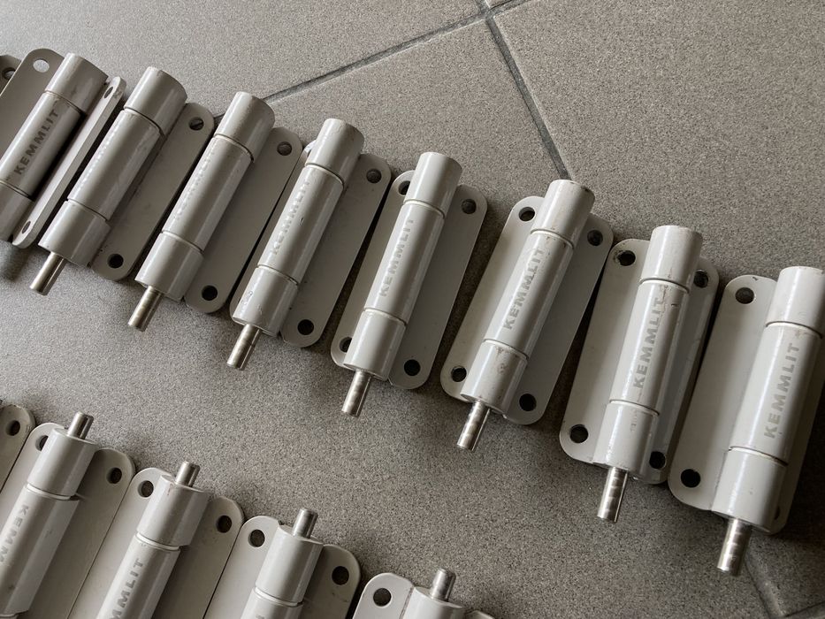 Zawias do płyt HPL i meblowych KEMMLIT