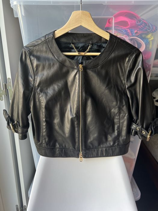 Blusão Loewe preto com metais dourados a estrear