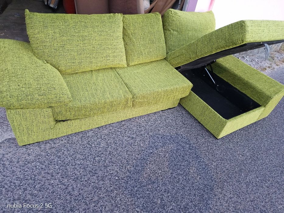 Sofa chaise longue com arrumacao e bancos deslizantes